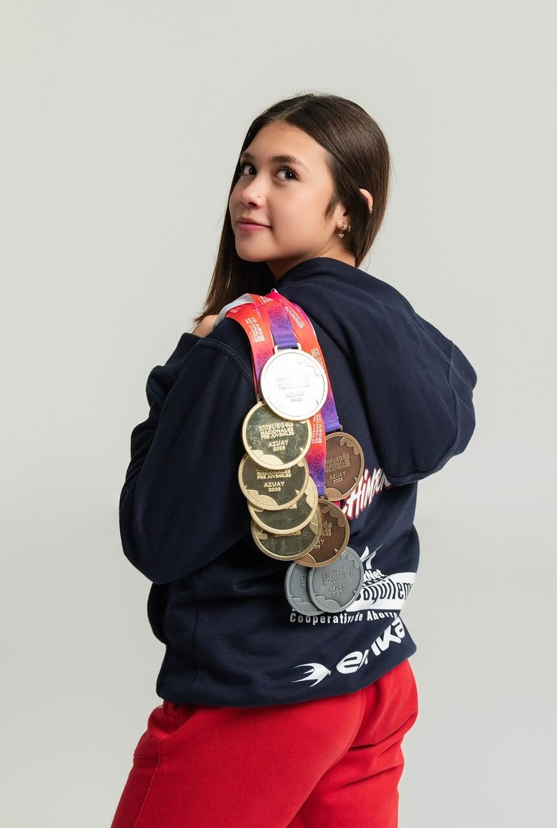 Scarlet de espaldas con sus medallas de natación